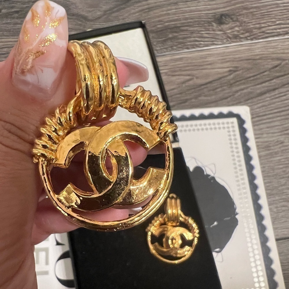 Chanel Vintage Large CC Gold Hoop Earrings - Picture 6 of 9